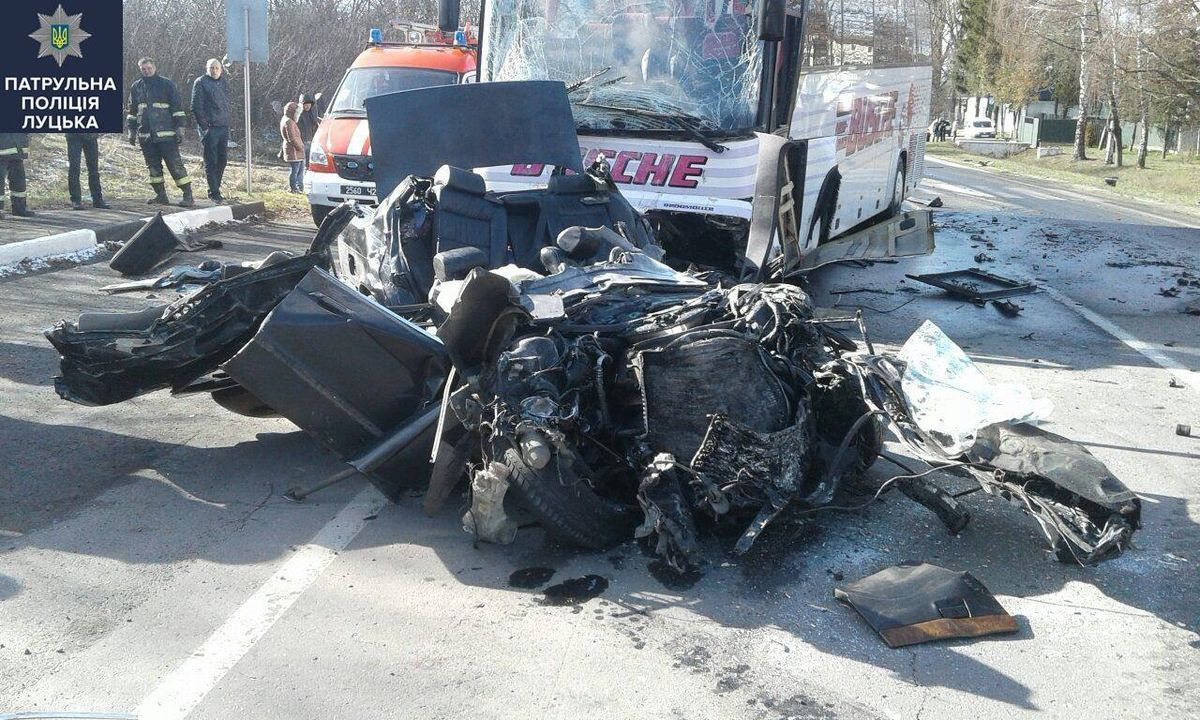 На Волині автомобіль врізався в автобус, загинули чотири людини
