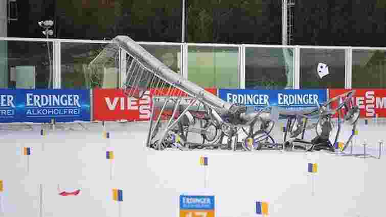 У російському Ханти-Мансійську на біатлонний стадіон впала освітлювальна щогла
