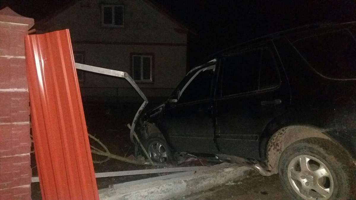 У Рудному п’яний водій на позашляховику зніс паркан і влетів на подвір’я