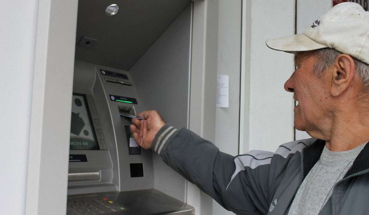 «Ощадбанк» випустить карти-пенсійні посвідчення для переселенців
