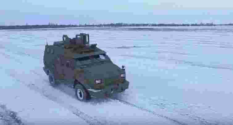 Українським військовим представили новий бронеавтомобіль «Барс-8»