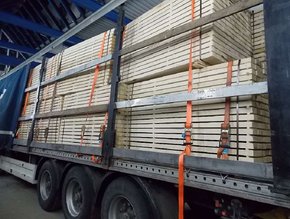 У Краковці затримали фуру з цигарками, прихованими в пиломатеріалах