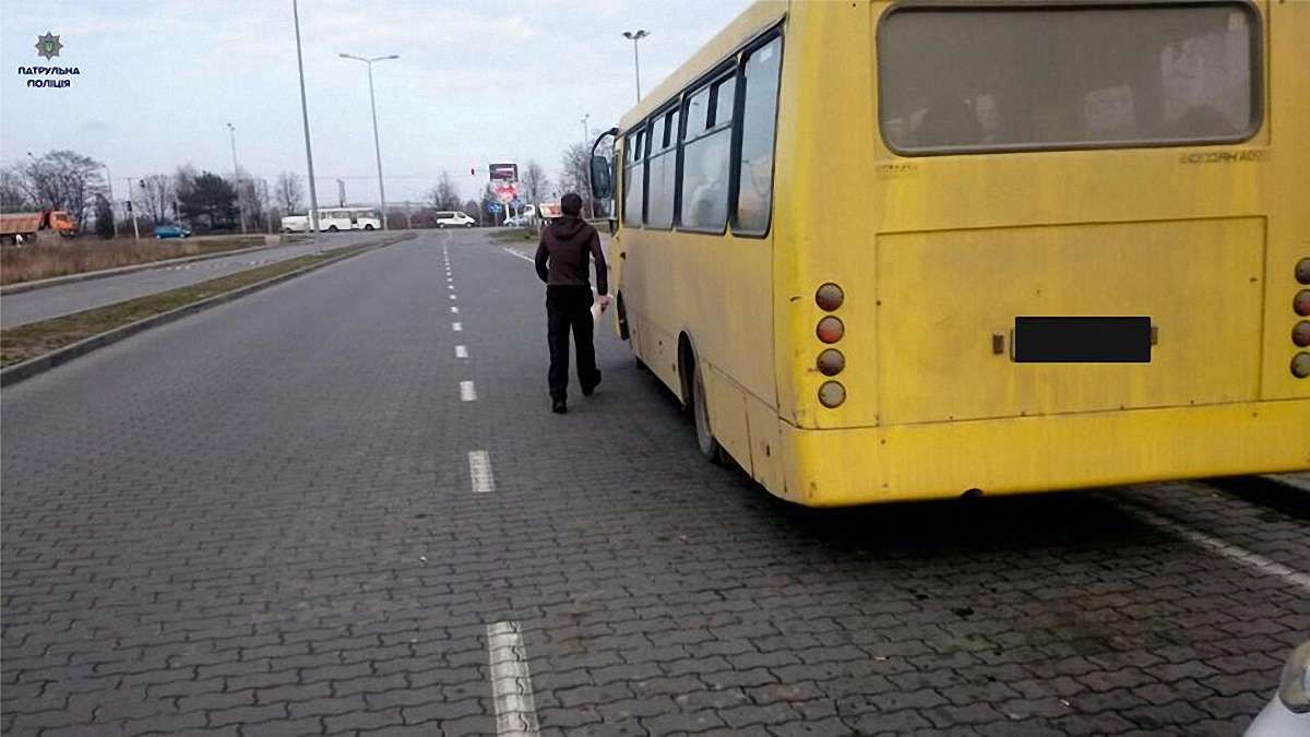 У Львові пасажирка маршрутки викликала поліцію через розмову водія по телефону