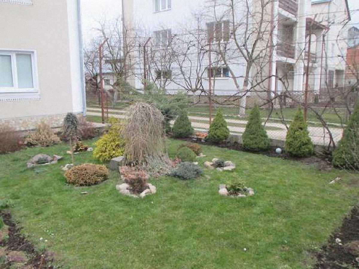 На Львівщині на подвір’я підприємця вночі кинули гранату