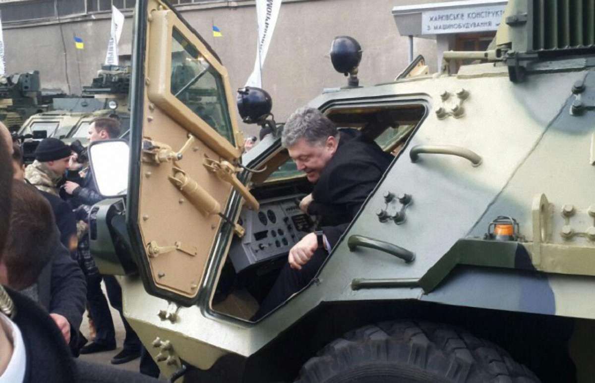 Порошенко в Харкові випробував новий БТР