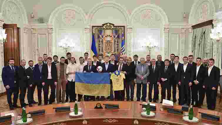Петро Порошенко вручив футболістам збірної України іменну вогнепальну зброю