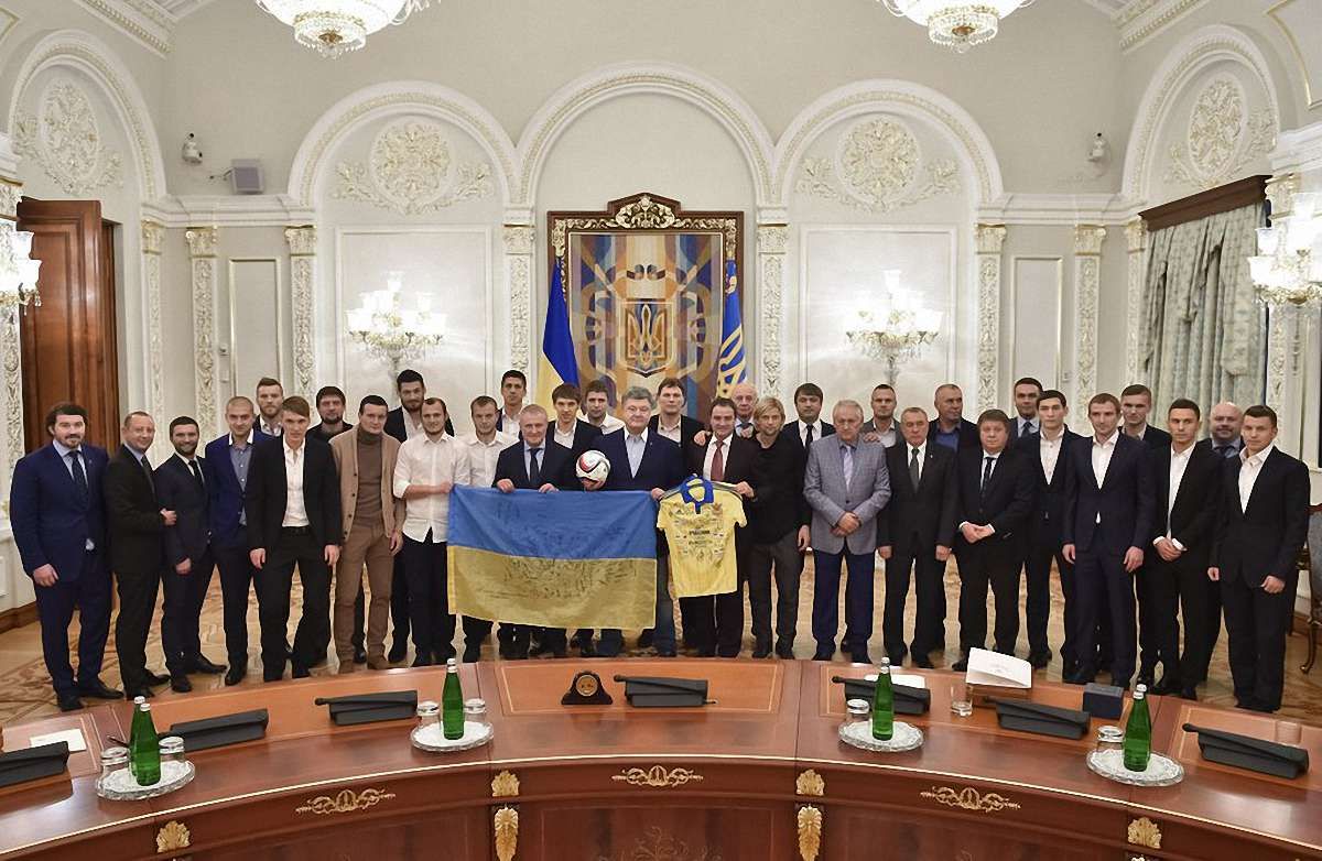 Петро Порошенко вручив футболістам збірної України іменну вогнепальну зброю