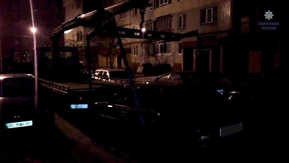Поліція забрала автомобіль у злодіїв, які намагалися вкрасти бордюри 