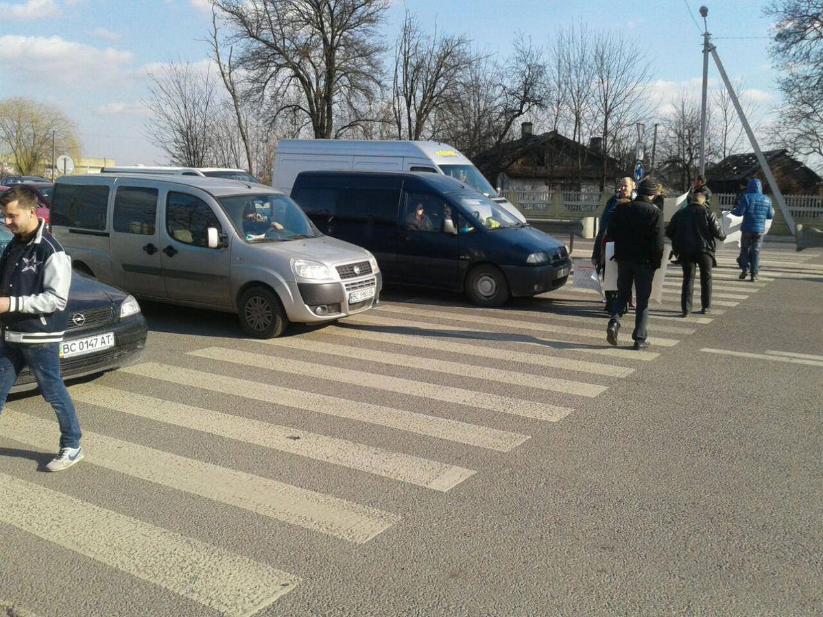 Власники автомобілів на іноземній реєстрації тимчасово перекрили трасу під Львовом
