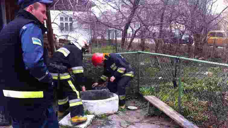 У Львові рятувальники витягнули жінку із колодязя