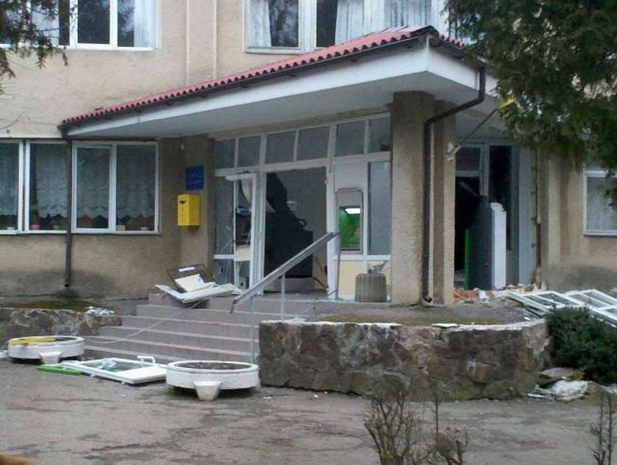 На Івано-Франківщині стався вибух у фойє поліклініки