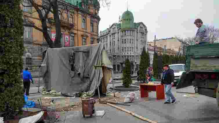 У центрі Львова демонтували намет для збору допомоги військовим