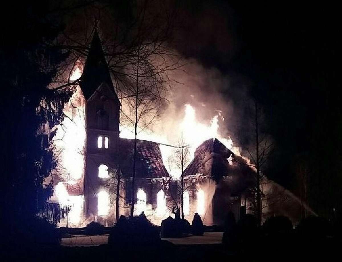 У Фінляндії перед великодньою месою спалили старовинну церкву