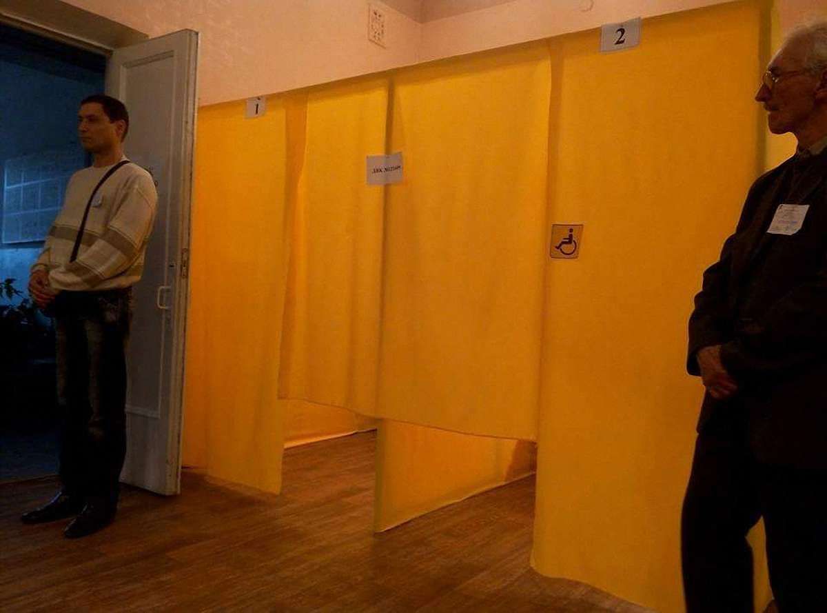 На виборчих дільницях Кривого Рогу встановили кабінки для людей з інвалідністю