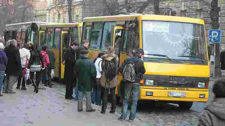 Водіїв двох маршруток у Львові оштрафували за висадку пасажирів на перехресті