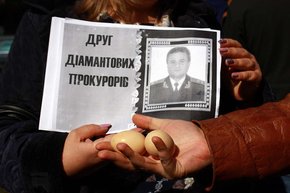 Активісти передали в.о. прокурора Львівщини яйця