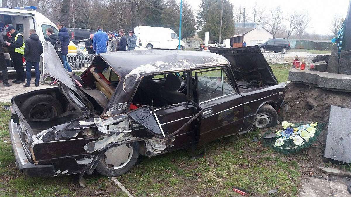 П’яний водій на Львівщині розтрощив пам’ятник борцям за волю України