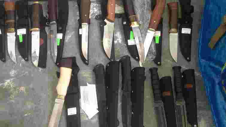 У Шегинях на Львівщині в українця вилучили арсенал ножів