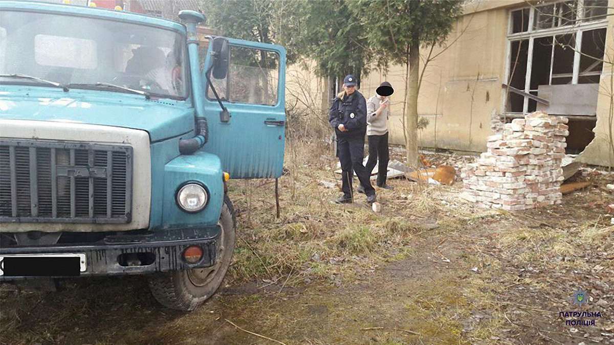 Патрульні у Львові затримали на «гарячому» викрадачів цегли