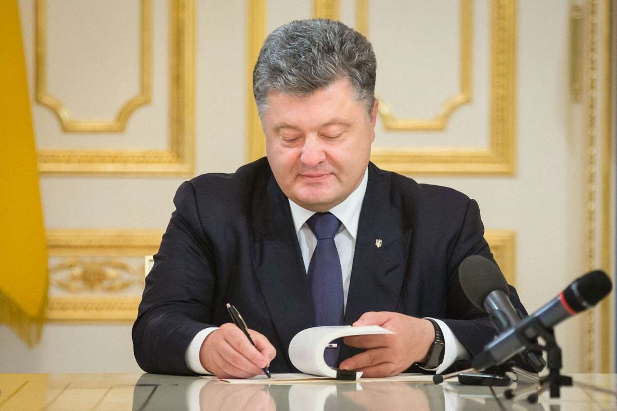 Порошенко ввів у дію санкційний «Список Савченко»
