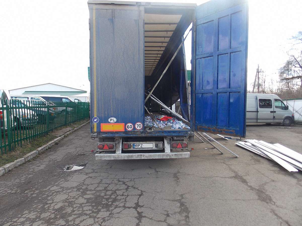 Львівські прикордонники вилучили в поляка партію контрабандних цигарок