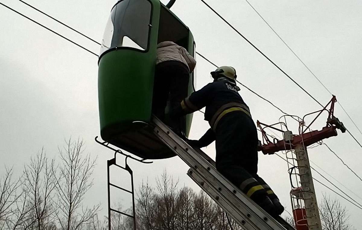 У Харкові три години знімали людей із поламаної канатної дороги