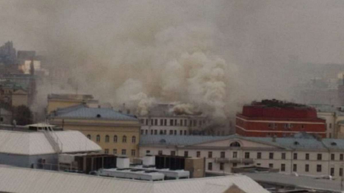 У центрі Москви спалахнула масштабна пожежа в будівлі Міноборони РФ