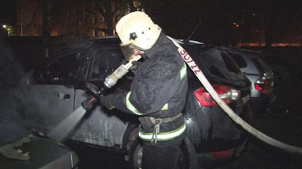 На автостоянці у Львові горіли три автомобілі