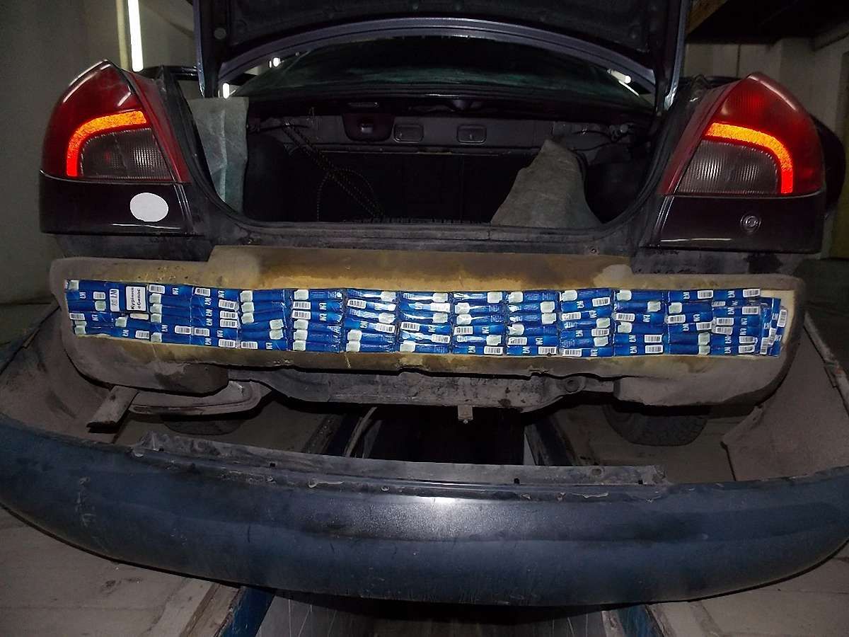 Львівські митники конфіскували у контрабандистів  3600 пачок сигарет