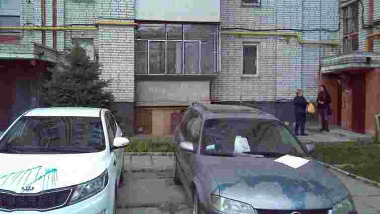 У Львові біля житлового будинку невідомі облили зеленкою чотири автомобілі