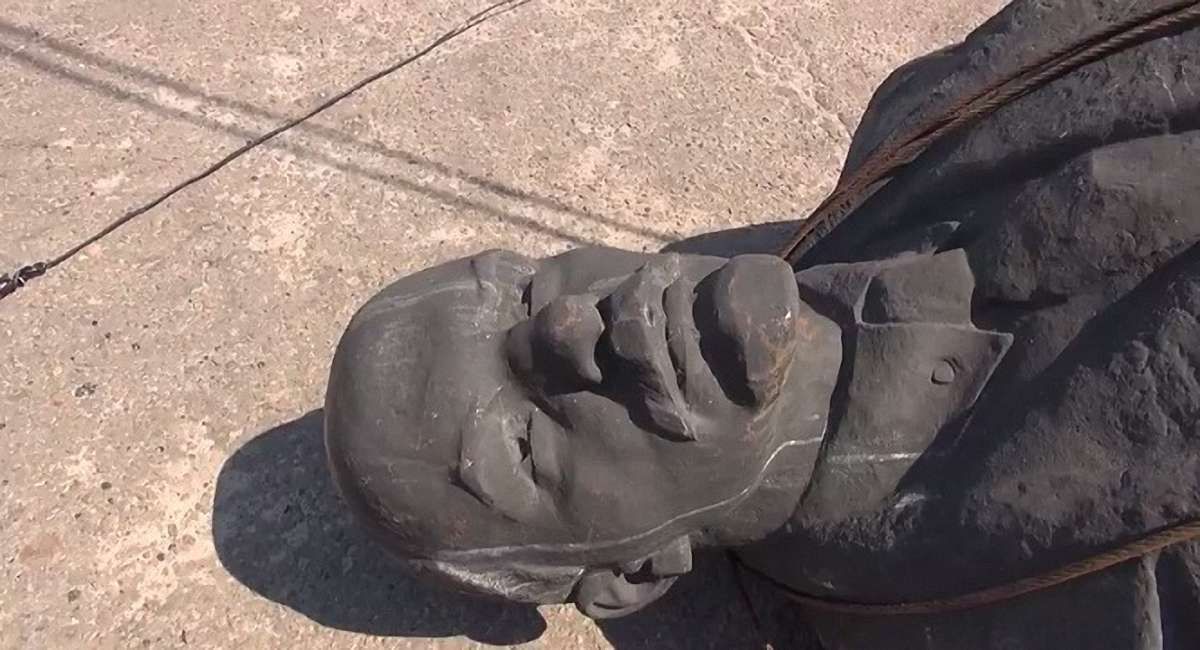 На Харківщині знесли ще два пам’ятники Леніну