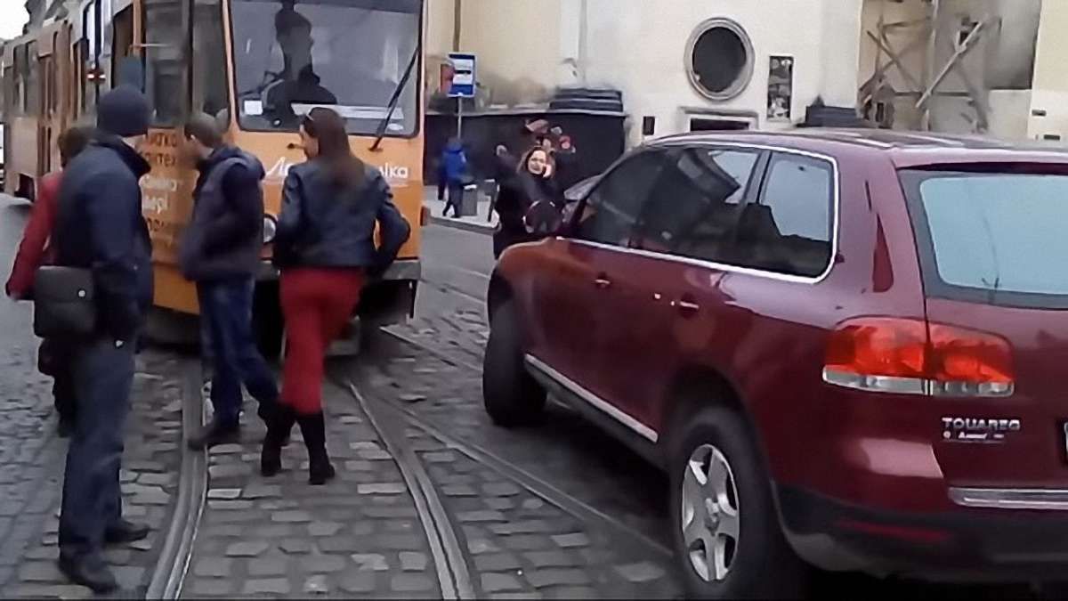 Львівська поліція через півтора місяця розшукала і оштрафувала скандальну водійку 