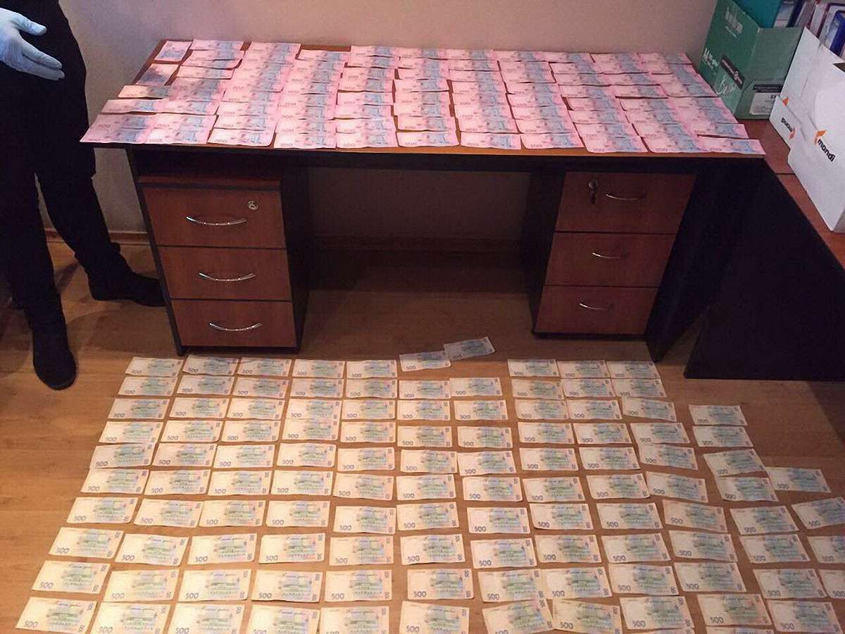 Двох керівників запорізької митниці спіймали на хабарах