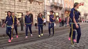 Жіноча національна збірна з футболу прогулялась Львовом