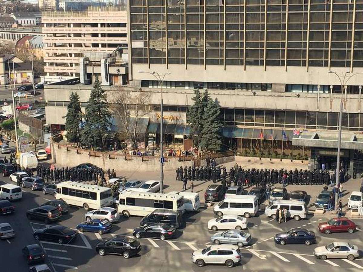 У Києві спецназ поліції силою вивів з готелю «Либідь» групу людей в камуфляжі