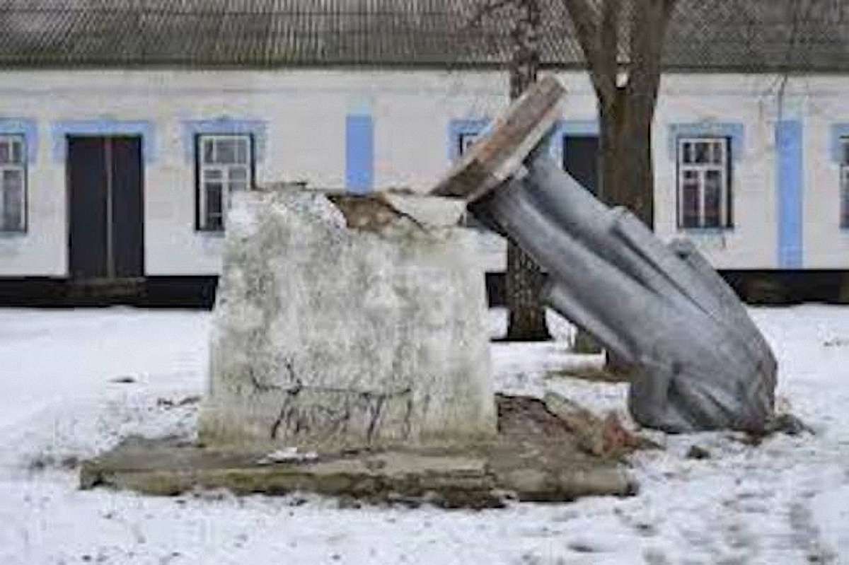 Мінкульт позбавив статусу пам'яток 794 меморіальні споруди комуністичної доби 