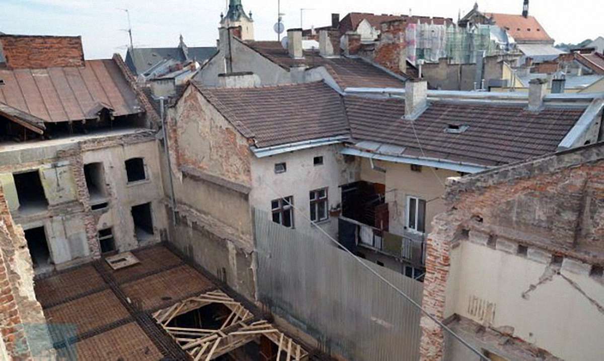 Суд зобов'язав львівського бізнесмена відновити знищений будинок на площі Ринок