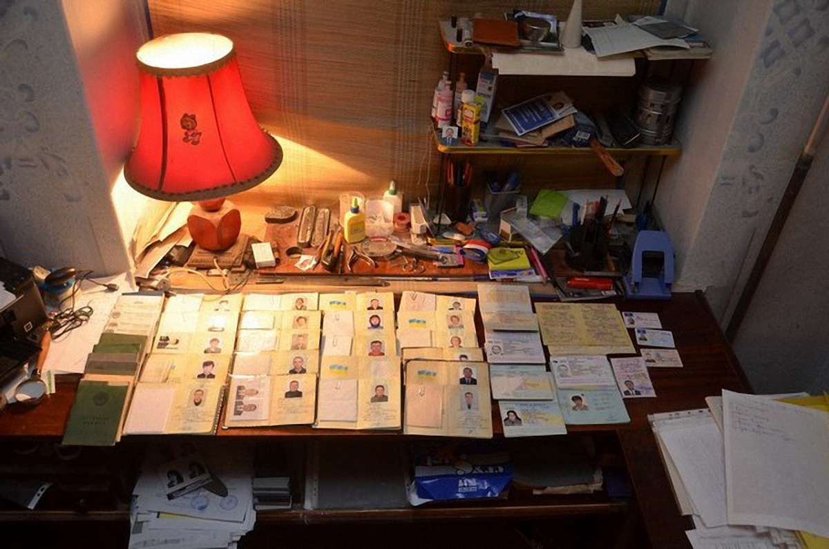 В Івано-Франківську викрили підпільну друкарню підробних паспортів