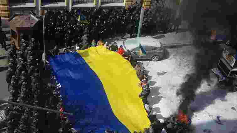 Біля Адміністрації президента активісти «Автомайдану»  палять шини
