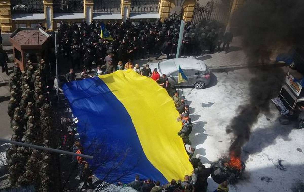 Біля Адміністрації президента активісти «Автомайдану»  палять шини