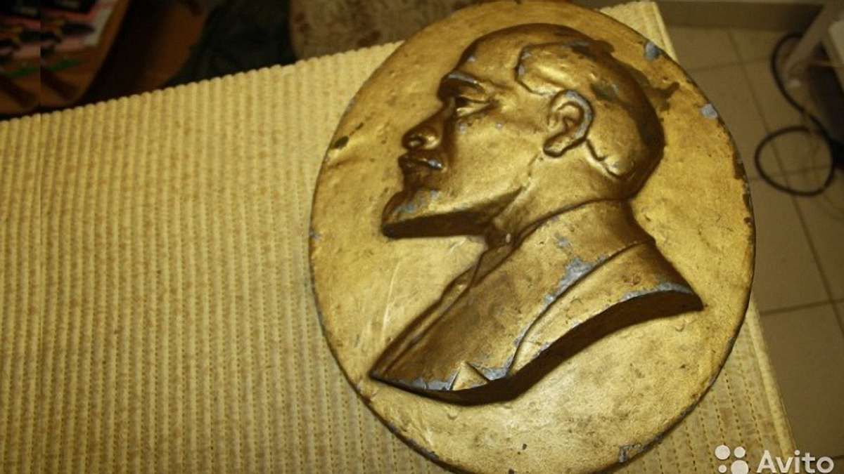 Львів’янин заявив у поліцію про крадіжку двох барельєфів Леніна