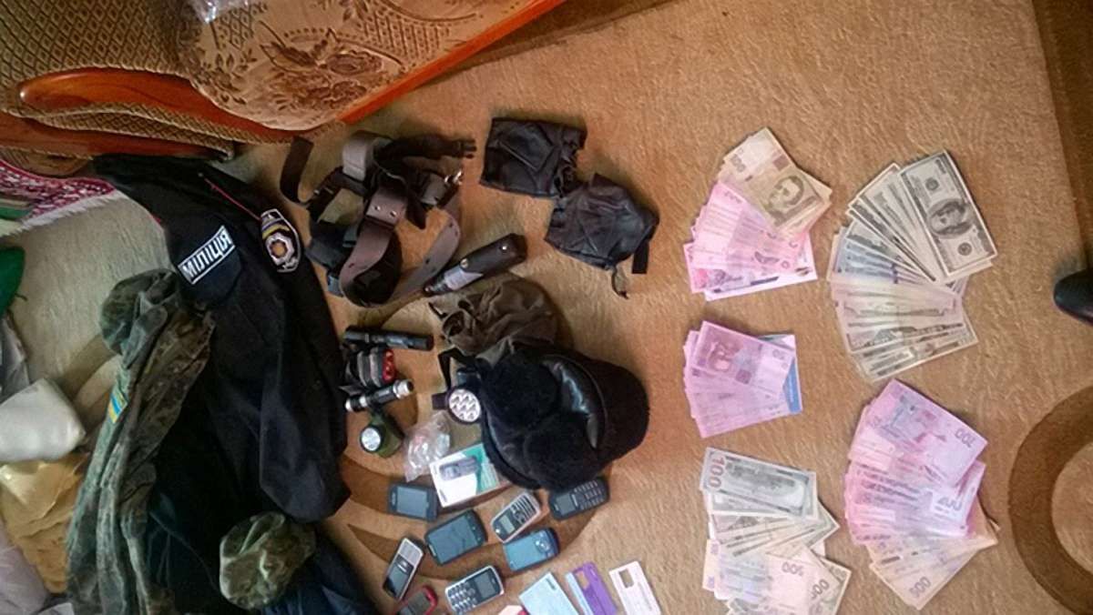 На Рівненщині викрили правоохоронців, які «кришували» незаконний видобуток бурштину