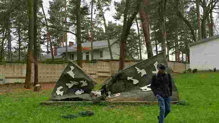 У музеї Михайла Дзиндри дерево пошкодило скульптуру
