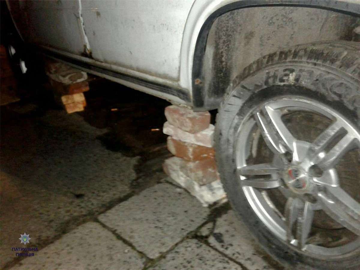 У Львові «на гарячому» затримали крадіїв автоколіс
