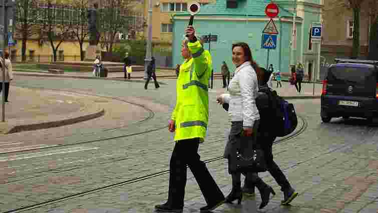 «Львівавтодор» наймає людей для переведення школярів через дорогу