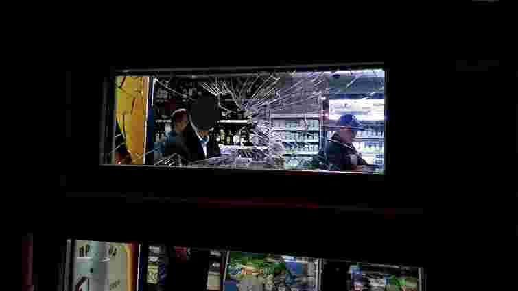 У Львові чоловік розбив вікно в магазині через заборону продажу алкоголю