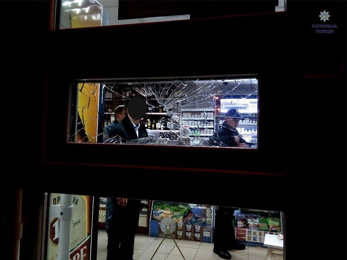 У Львові чоловік розбив вікно в магазині через заборону продажу алкоголю