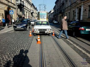 У Львові водій ВАЗа збив на переході маму з дитиною і намагався втекти