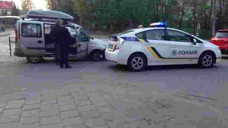 У Львові п’яний водій їхав на автомобілі без колеса