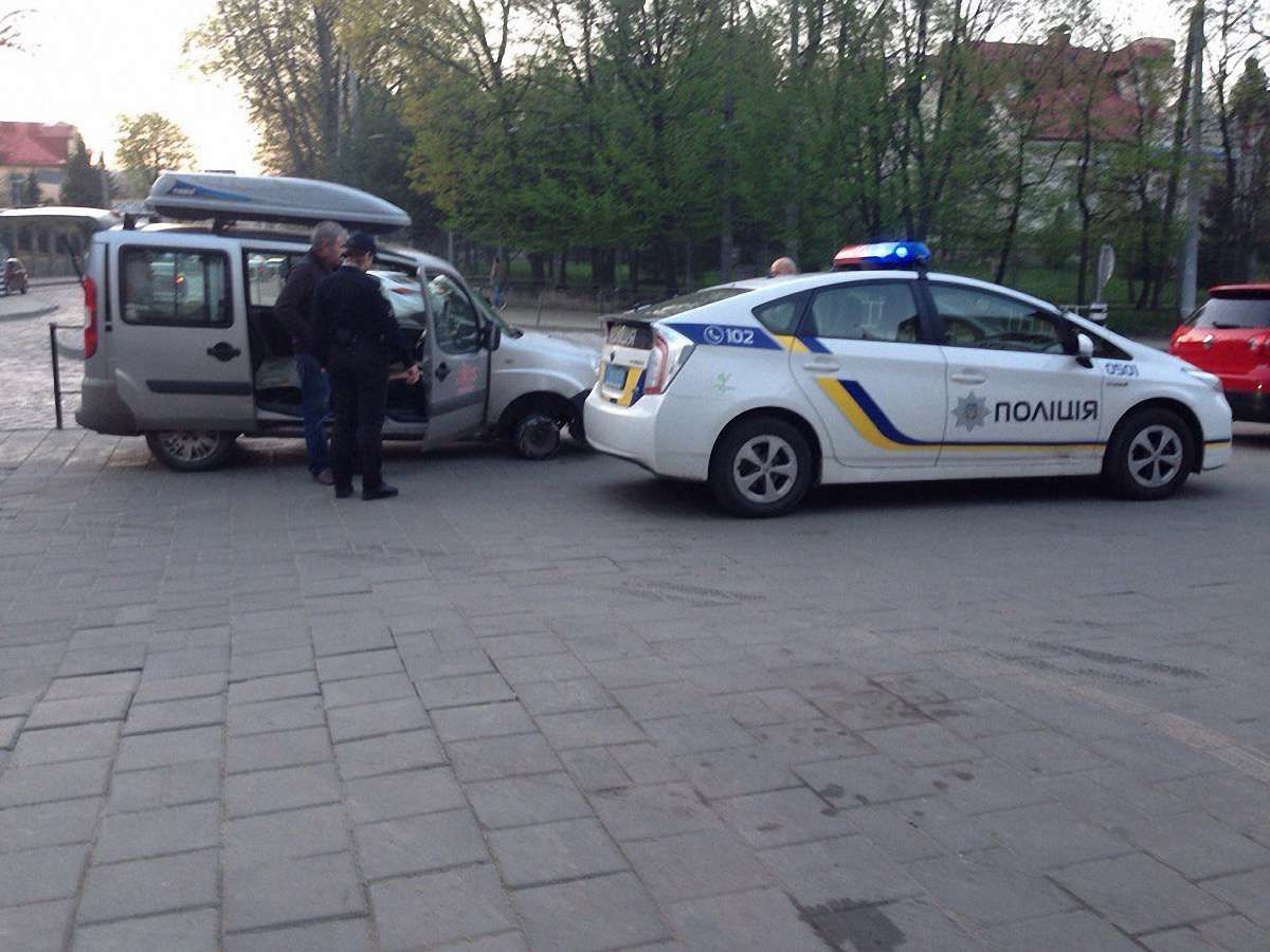 У Львові п’яний водій їхав на автомобілі без колеса